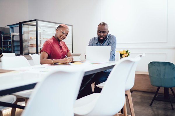 Transformez votre espace avec une vitrine d'angle en verre
